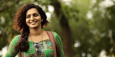 'പല്ലവി ഓണ്‍ ചാനല്‍ സര്‍...'; പാര്‍വതിയുടെ ഉയരെയുടെ മോഷന്‍ പോസ്റ്റര്‍ കാണാം