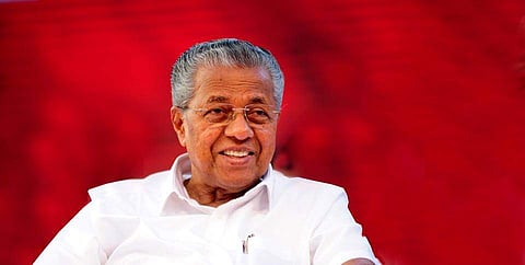 'ഇരട്ടച്ചങ്കന്‍ എന്ന പേരില്‍ ലോകമാകെ കീര്‍ത്തി നേടിയ പിണറായി വിജയന്‍'; വേദിയില്‍ മുഖ്യമന്ത്രിയെ പുകഴ്ത്തി സ്വാഗതഗാനം