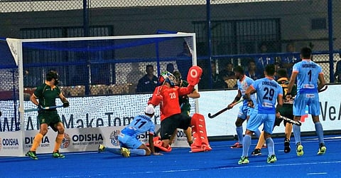 അഞ്ചടിച്ച് ഇന്ത്യ തുടങ്ങി; മറുപടിയില്ലാതെ ദക്ഷിണാഫ്രിക്ക; ഉജ്ജ്വല വിജയം