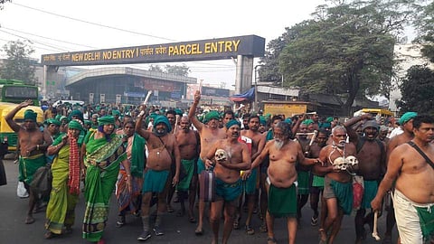 ആത്മഹത്യ ചെയ്ത കൂട്ടുകാരുടെ തലയോട്ടികളുമായി തമിഴ്‌നാട്ടിലെ കര്‍ഷകര്‍; തടഞ്ഞാല്‍ നഗ്നരായി പാര്‍ലമെന്റിലേക്ക് പോകുമെന്ന് മുന്നറിയിപ്പ്: കര്‍ഷക പ്രക്ഷോഭത്തില്‍ വെന്തുരുകി ഡല്‍ഹി