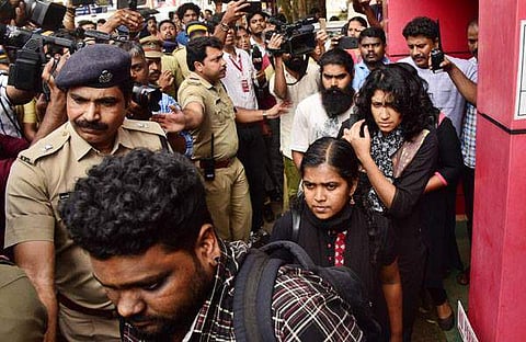 ശബരിമല: വാര്‍ത്താസമ്മേളനം നടത്തിയ യുവതികള്‍ക്കൊപ്പം ഉണ്ടായിരുന്ന യുവാവിന് മര്‍ദനം 
