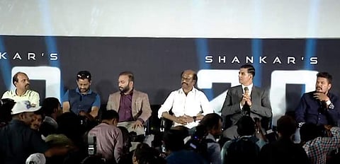 'ലേറ്റാനാ കൂടാ കറക്ടാ വരണം, വന്താ ഷുവറാ അടിക്കണം'; ആരാധകരെ ഇളക്കി മറിച്ച് സ്റ്റൈല്‍ മന്നന്‍; രാഷ്ട്രീയ പ്രഖ്യാപന വേദിയായി 2.o ട്രെയിലര്‍ ലോഞ്ച്