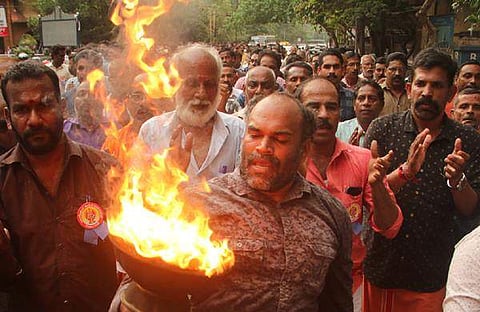 വനിതാ മതിലിന് ബദലായി അയ്യപ്പജ്യോതി; 26ന് മഞ്ചേശ്വരം മുതല്‍ പാറശ്ശാല വരെ ലക്ഷങ്ങള്‍ അണിനിരക്കുമെന്ന് ശബരിമല കര്‍മ്മസമിതി