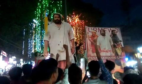 'സംസ്ഥാനത്ത് ഒരു ഹര്‍ത്താലും ഇല്ല; ലാലേട്ടന്‍ അതുക്കും മേലെ'; നിറഞ്ഞ് കവിഞ്ഞ് ഒടിയന്‍ തീയേറ്ററുകളില്‍