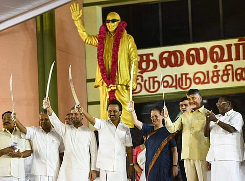 പിണറായി സോണിയയ്ക്കും രാഹുലിനുമൊപ്പം; ദക്ഷിണേന്ത്യയില്‍ ബിജെപിക്കെതിരെ പുതുഐക്യം; ഉറ്റുനോക്കി രാജ്യം
