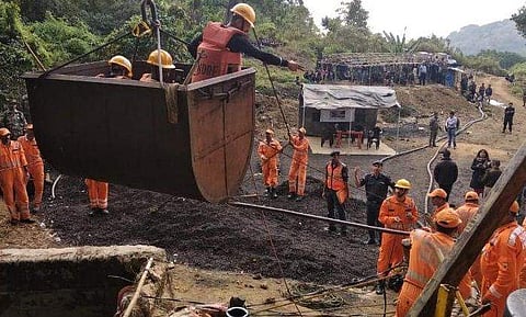ഖനിയില്‍ കുടുങ്ങിയവരെ കണ്ടെത്താനുള്ള ശ്രമങ്ങള്‍ തുടരുന്നു; രക്ഷാപ്രവര്‍ത്തനം 'എലിമാള'ങ്ങള്‍ക്കുള്ളിലൂടെ , അതീവ ദുഷ്‌കരമെന്ന് സേന