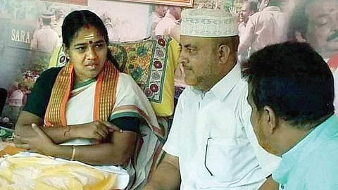 ബിജെപി സമരപ്പന്തലിലെത്തി ശോഭ സുരേന്ദ്രനെ കണ്ടു ; സെല്‍ഫിയെടുത്തു ; ലീഗ് നേതാവിനെ പുറത്താക്കി