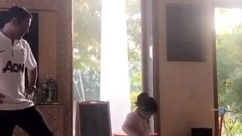 ഇനി സിവ ടീച്ചര്‍, ധോനി ശിഷ്യനും; ചുവടുവെച്ച് അച്ഛനും മകളും