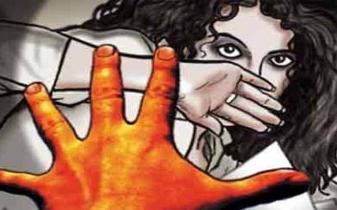 സ്‌നേഹം നടിച്ച് വീട്ടിലേക്ക് വിളിച്ചു വരുത്തി ഭര്‍ത്താവിനും സുഹൃത്തുക്കള്‍ക്കും കാഴ്ച വച്ചു; ഹോസ്റ്റല്‍ വാര്‍ഡനെതിരെ പരാതിയുമായി പ്ലസ്ടു വിദ്യാര്‍ത്ഥികള്‍