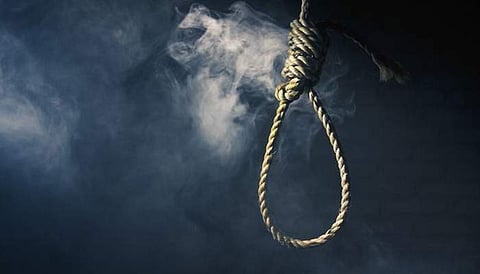 പ്രിന്‍സിപ്പലിന്റെ ആത്മഹത്യയ്ക്ക് പിന്നില്‍ രക്ഷിതാക്കളുടെ ഭീഷണിയെന്ന് ആരോപണം;  ഭീഷണിപ്പെടുത്തിയത് വിദ്യാര്‍ത്ഥിനികളുടെ വെള്ളമടി പിടികൂടിയതിന്