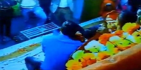 വരനെ സാക്ഷിയാക്കി വധുവിന്റെയും സുഹൃത്തിന്റെയും 'സെല്‍ഫിയെടുപ്പ്' ; വിവാഹ വേദി പോര്‍ക്കളമായപ്പോള്‍ ( വീഡിയോ )