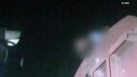 ട്രയിന് മുകളില്‍  നിന്ന്‌ സെല്‍ഫി; യുവാവ് ഷോക്കേറ്റ് മരിച്ചു