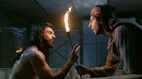അലാവുദ്ദീന്‍ ഖില്‍ജിയുടെയും ഖഫൂറിന്റെയും ബന്ധം ഇവിടെ കാണാം..; പത്മാവതിലെ ത്രില്ലിങ് പാട്ട് 