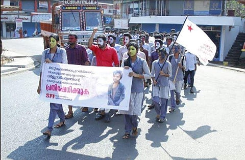 മധുവിന്റെ കൊലപാതകം: വര്‍ണ്ണാധിപത്യത്തിനെതിരെ നിറങ്ങളുടെ സമരവുമായി എസ്എഫ്‌ഐ 
