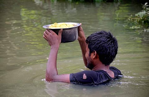 ഒരുപിടി അന്നത്തിന്റെ വില; പശ്ചിമ ബംഗാളിലെ പ്രളയകാലത്തെ ചിത്രം (ഫയല്‍)