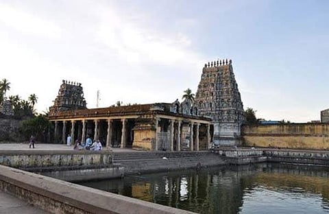 സാരിക്കു പകരം ദേവിയെ ചുരിദാര്‍ അണിയിച്ചു, ചിത്രം സമൂഹ മാധ്യമങ്ങളില്‍ വൈറല്‍, പൂജാരിമാരെ പുറത്താക്കി