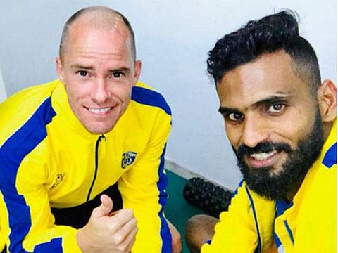 ക്രിക്കറ്റിനായി നല്ലൊരു ഫുട്‌ബോള്‍ മൈതാനം നശിപ്പിക്കണമോ?; കൊച്ചി ഏകദിനത്തിനെതിരെ ഇയാന്‍ ഹ്യൂമും സി കെ വിനീതും