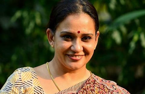 പുഴയില്‍ ചാടി ജീവന്‍ രക്ഷിച്ചയാളുടെ പേരും പറയേണ്ടി വരുമോ? നിഷ ജോസിന്റെ പുസ്തക വിവാദത്തില്‍ മാലാ പാര്‍വതി