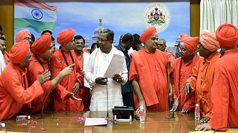 ലിംഗായത്ത് പ്രത്യേക മതം : സര്‍ക്കാര്‍ തീരുമാനത്തില്‍ പ്രതിഷേധിച്ച് മുതിര്‍ന്ന കോണ്‍ഗ്രസ് നേതാവും മകനും ബിജെപിയിലേക്ക് 