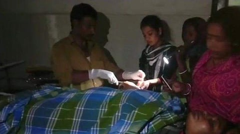 ടോര്‍ച്ച് വെളിച്ചത്തില്‍ ഓപ്പറേഷന് വിധേയയായ സ്ത്രീ മരിച്ചു: ഹോസ്പിറ്റല്‍ അധികൃതര്‍ക്കെതിരെ കുടുംബം