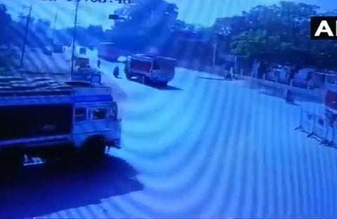 മണല്‍ മാഫിയയ്‌ക്കെതിരെ വാര്‍ത്ത നല്‍കിയ മാധ്യമ പ്രവര്‍ത്തകനെ ലോറി കയറ്റിക്കൊന്നു, കൊലപാതകത്തിന്റെ ദൃശ്യങ്ങള്‍ പുറത്ത്