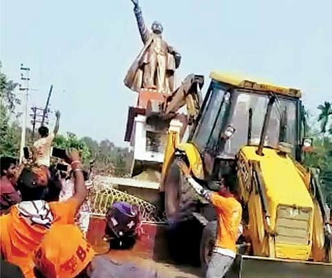 ത്രിപുരയില്‍ ബിജെപിയുടെ വ്യാപക ആക്രമണം; ലെനിന്റെ പ്രതിമ തകര്‍ത്തു