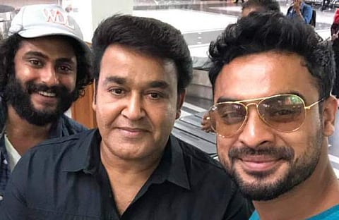 ലാലേട്ടനും ആന്റണിക്കുമൊപ്പം ടൊവിനോയുടെ ഈസ്റ്റര്‍ സെല്‍ഫി
