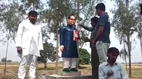 അംബേദ്കറുടെ കാവി പ്രതിമയില്‍ നീലനിറം പൂശി ബിഎസ്പി 