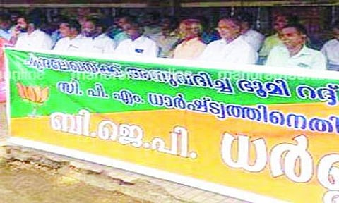'ചിത്രലേഖ'യെ 'ചന്ദ്രലേഖ'യാക്കി ബിജെപി ; അമളി തിരിച്ചറിഞ്ഞപ്പോള്‍ വെള്ളക്കടലാസ് കൊണ്ട് മറച്ചു