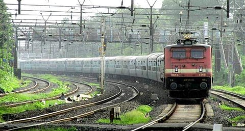 88,000 ഒഴിവുകളിലേക്ക് ഓണ്‍ലൈന്‍ പരീക്ഷ, റെയില്‍വേ രക്ഷിക്കുന്നത് പത്തു ലക്ഷം മരങ്ങളെ!