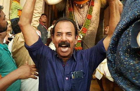 ആരോ ഫോട്ടോഷോപ്പ് ചെയ്ത ചിത്രമാണത്: ദയവ് ചെയ്ത് അവഗണിക്കുക: തൃശൂര്‍പൂരത്തിന് പ്രചരിച്ച ചിത്രത്തെക്കുറിച്ച് മേജര്‍ രവി