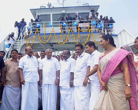 ലൈസന്‍സ് ഇല്ല; കൊട്ടിഘോഷിച്ച് ഇന്നലെ മുഖ്യമന്ത്രി ഉദ്ഘാടനം ചെയ്ത റോറോ സര്‍വീസ് നിര്‍ത്തി
