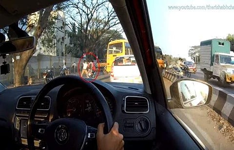 ഹെല്‍മറ്റില്ലാതെ വണ്ടിയോടിച്ചതിന് യുവാക്കള്‍ക്ക് നേരെ പൊലീസുകാരന്റെ ഷൂ ഏറ്