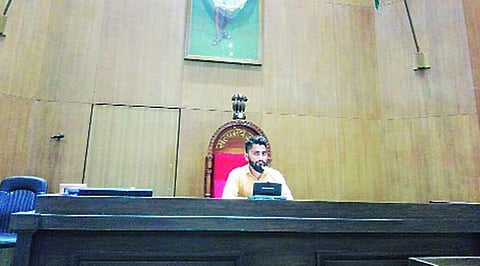 ഗുജറാത്ത് സ്പീക്കറുടെ കസേരയില്‍ വഴിപോക്കന്‍