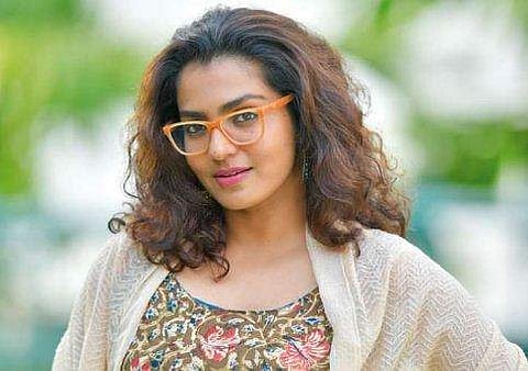 'എനിക്ക് അവസരം തന്നില്ലെങ്കില്‍ ഞാന്‍ സിനിമ എടുക്കും'; പേടിച്ച് ഓടില്ലെന്ന് പാര്‍വതി