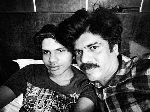 സ്‌കൂളില്‍ പോകാത്ത, മുടി നീട്ടി വളര്‍ത്തുന്ന, ദിവസവും മൂന്ന് സിനിമ കാണുന്ന പ്ലസ്ടൂക്കാരന്‍ മകനെക്കുറിച്ച്‌ ഈ അച്ഛന് അഭിമാനമാണ്