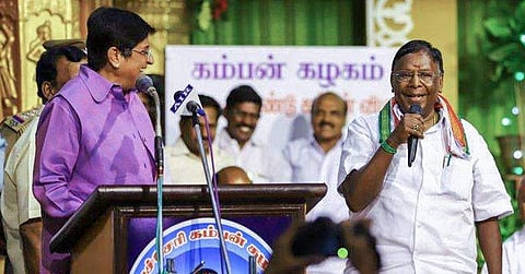 ഗവര്‍ണര്‍ പ്രസംഗിച്ചു, മുഖ്യമന്ത്രി മൊഴിമാറ്റി; തമ്മില്‍ ഇടഞ്ഞുനിന്നിരുന്നവര്‍ വേദിയില്‍ സൗഹൃദം പങ്കിട്ടു 