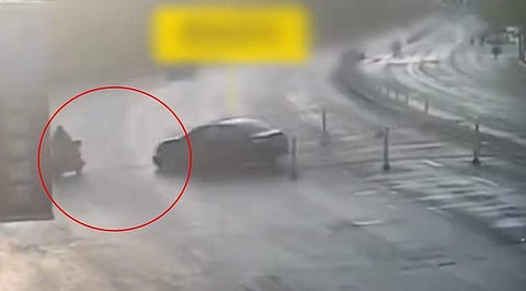 പാഞ്ഞടുത്ത കാറിന് മുന്നില്‍ നിന്ന് ബൈക്ക് യാത്രക്കാരന് അത്ഭുതകരമായ രക്ഷപ്പെടല്‍: വീഡിയോ കാണാം
