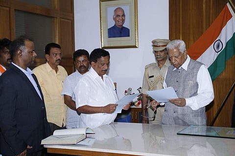 കോണ്‍ഗ്രസ് വീണ്ടും സുപ്രീംകോടതിയില്‍; പ്രോ ടേം സ്പീക്കര്‍ക്കെതിരെ ഹര്‍ജി നല്‍കി 
