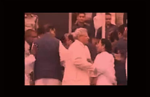 മമതയ്ക്ക് കൈകൊടുത്ത് യെച്ചൂരി; ബെംഗലൂരുവില്‍ കണ്ടത് ബദ്ധവൈരികളുടെ കൂടിച്ചേരല്‍