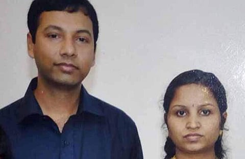 ഒപ്പം കിടന്നുറങ്ങിയ അമ്മയെ കണ്ടില്ല, അടച്ചിട്ട മുറിയുടെ വാതിലില്‍ എട്ടുവയസുകാരനായ ആരോണ്‍ കാത്തുനിന്നത് മണിക്കൂറുകള്‍; തുറന്നപ്പോള്‍ കണ്ടത് ഹൃദയം പിളര്‍ക്കുന്ന കാഴ്ച