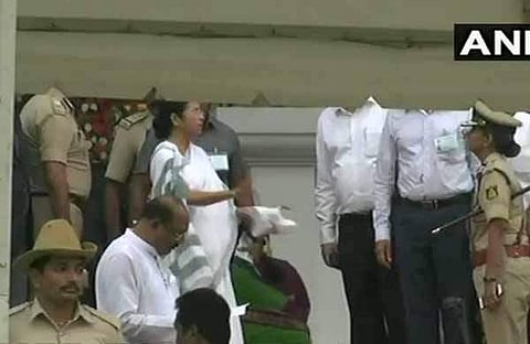 സത്യപ്രതിജ്ഞാ വേദിയിലേക്കു നടന്നു വരേണ്ടിവന്നു, ഡിജിപിയെ പരസ്യമായി ശാസിച്ച് മമത, വിഡിയോ വൈറല്‍
