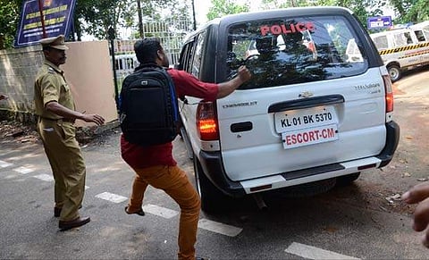 കരിങ്കൊടി കാണിക്കാനെത്തിയ യൂത്ത് കോണ്‍ഗ്രസ് പ്രവര്‍ത്തകനെ മുഖ്യമന്ത്രിയുടെ അകമ്പടി വാഹനം ഇടിച്ചു