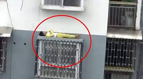 എനിക്ക് കയറാനല്ലേ അറിയൂ, ഇറങ്ങാന്‍ പറ്റില്ല: അച്ഛനോട് വഴക്കിട്ട 12 വയസുകാരന്‍ ഉറങ്ങിയത് അഞ്ചാം നിലയുടെ സണ്‍സൈഡില്‍
