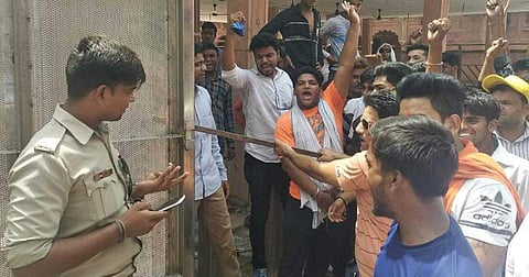 താജ്മഹലിന് നേരെ സംഘപരിവാര്‍ ആക്രമണം; പടിഞ്ഞാറേ കവാടം തകര്‍ക്കാന്‍ ശ്രമം 