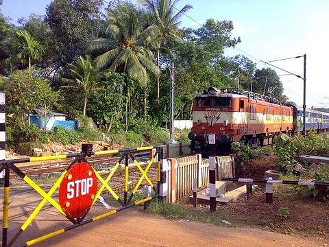 പാമ്പുകടിയേറ്റ വേദനയിലും ഉത്തരവാദിത്തത്തില്‍ വെള്ളം ചേര്‍ക്കാതെ രഞ്ജിത്ത്; റെയില്‍വേ ഗേറ്റ് കീപ്പര്‍ക്ക് നന്ദി പറഞ്ഞ് വാഹനയാത്രക്കാര്‍ 