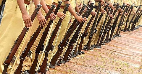 വിരമിച്ച പൊലീസ് ഉദ്യോഗസ്ഥര്‍ക്കൊപ്പവും ദാസ്യപ്പണി; അടിമപ്പണിക്ക് 700 പൊലീസുകാര്‍