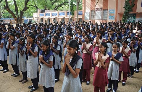 സര്‍ക്കാര്‍ പരിപാടികളില്‍ ഈശ്വര പ്രാര്‍ഥന വേണോ? വേണ്ടെന്നു മുഖ്യമന്ത്രി, വേണമെന്ന് സജീന്ദ്രന്‍, മൗനപ്രാര്‍ഥന ആയിക്കോട്ടെയെന്ന് പിസി ജോര്‍ജ്