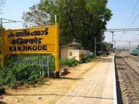 കോച്ച് ഫാക്ടറി: റെയില്‍ ഭവനു മുന്നില്‍ സിപിഎം ധര്‍ണ; കേന്ദ്രത്തിന് കേരളത്തോടു ശത്രുതയെന്ന് പിണറായി