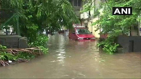 മുട്ടൊപ്പം മുങ്ങി മുംബൈ; കനത്ത മഴയില്‍ ട്രെയിനുകള്‍ വൈകിയോടുന്നു, റോഡ് ഗതാഗതം സ്തംഭിച്ചു